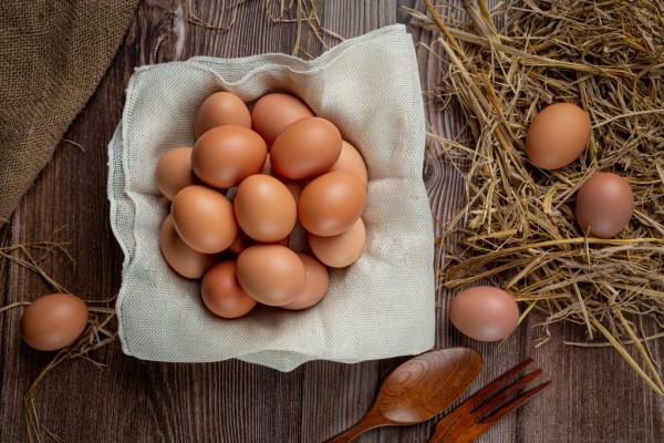 eggs cups burlap with dry grass 1024x683